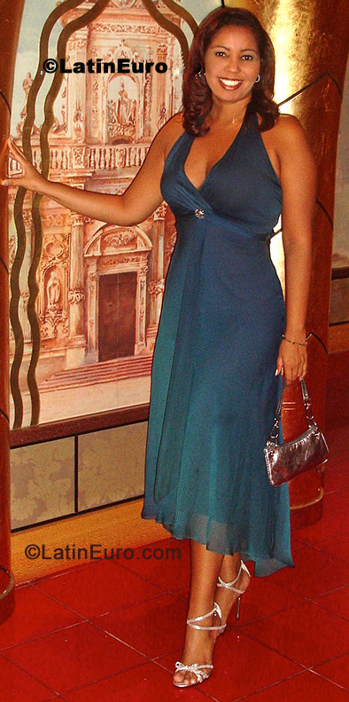 Date this pretty Brazil girl Ellen from Vitoria B-68