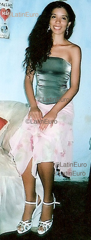 Date this gorgeous Brazil girl Sara from Itaparica B1050