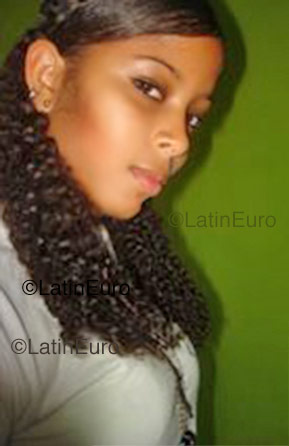 Date this sultry Brazil girl Mariana from Aracaju B1066