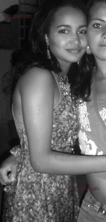 Date this nice looking Brazil girl Debora- from Sao Domingos Das Dores B1564