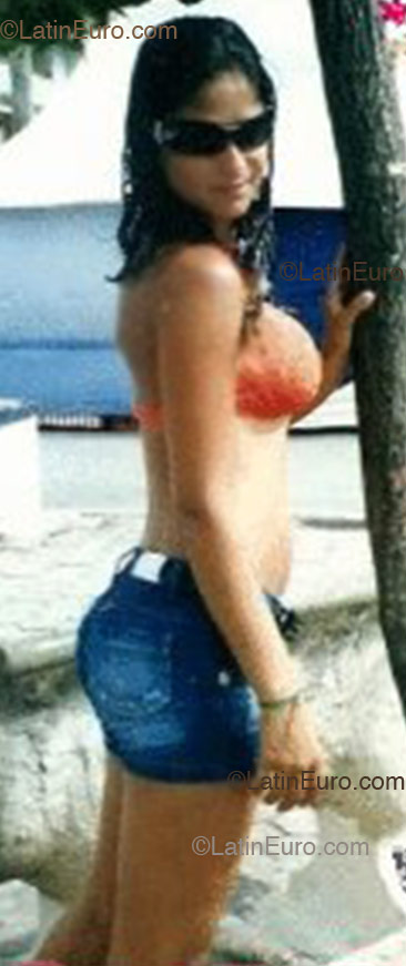 Date this charming Brazil girl Erika from Mantena B1573