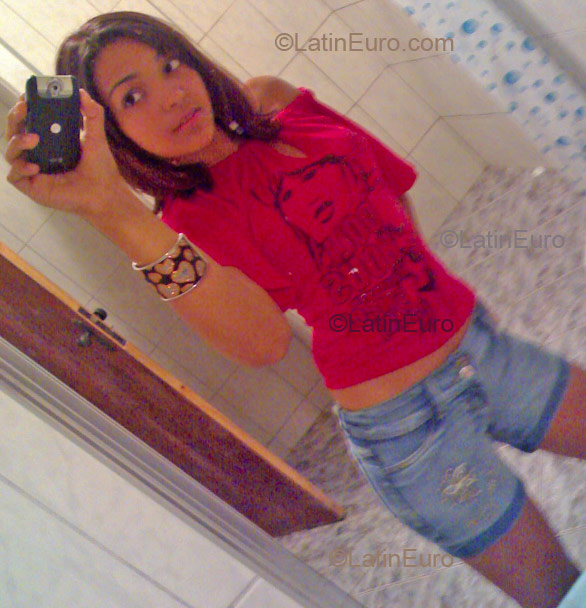 Date this athletic Brazil girl Carina from Guaruja B1837