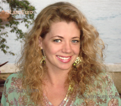 Date this voluptuous Brazil girl Thaiz from SAO PAULO B2342