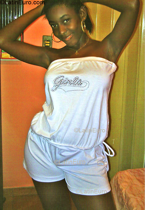 Date this hard body Brazil girl Thamyres from RIO DE JANEIRO B2946