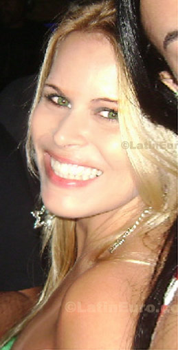 Date this nice looking Brazil girl Naiara from Divinopolis B31