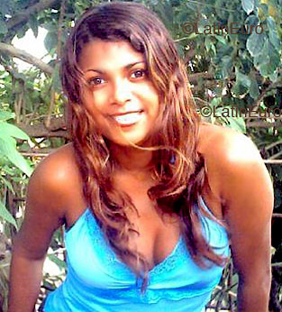 Date this voluptuous Brazil girl Emanuelle from  B4024