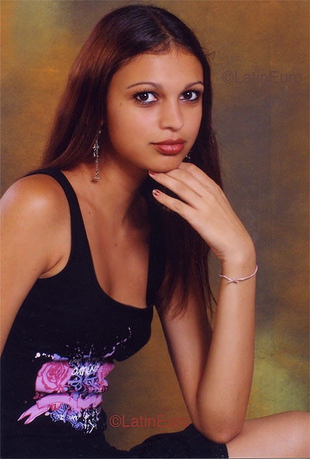 Date this cute Brazil girl Ana from UBERLANDIA B4218