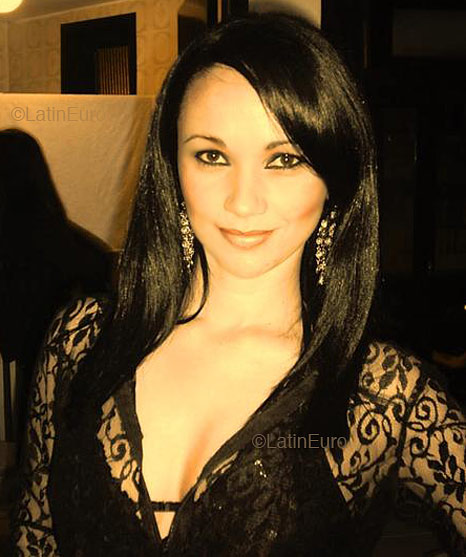 Date this attractive Brazil girl Andresa from ICARA B4752