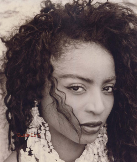 Date this voluptuous Brazil girl Kira from SALVADOR B5316