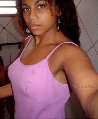 Date this happy Brazil girl Vivian from SANTA CATARINA B5726