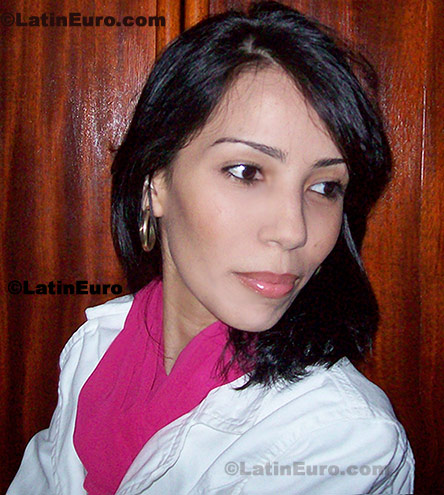 Date this gorgeous Brazil girl Dayane from Uberlandia B81