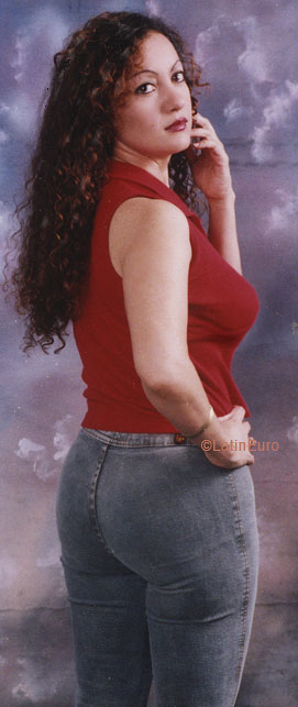 Date this nice looking Honduras girl Iris from San Pedro Sula HN694