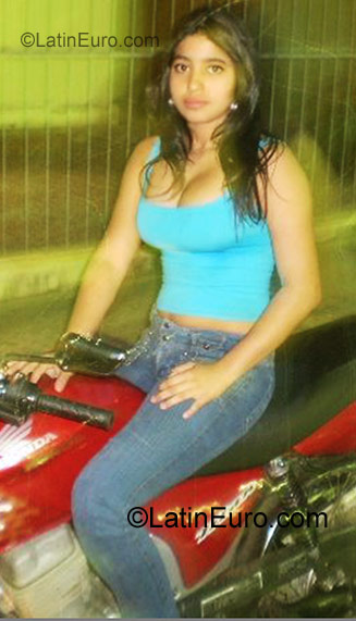 Date this sensual Brazil girl Gessica from Goiania BR1072