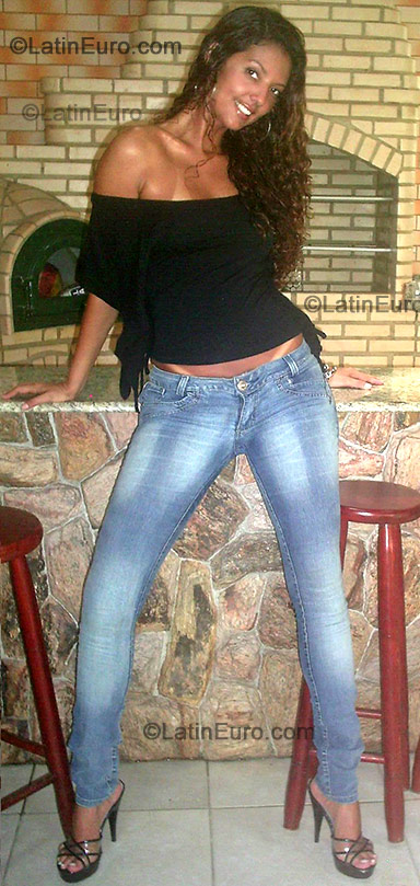 Date this sensual Brazil girl Alessandra Aparecida from Sao Goncalo BR3623