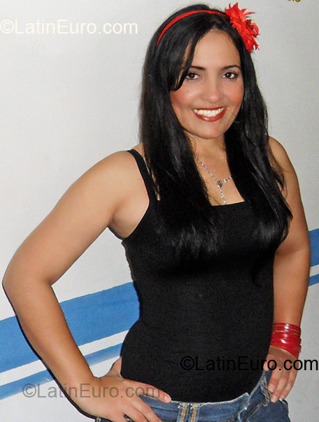 Date this attractive Colombia girl Gina Paola from Barranquilla CO1629