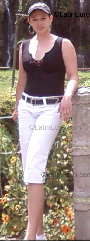 Date this foxy Colombia girl Viviana Andrea from Cali CO1679