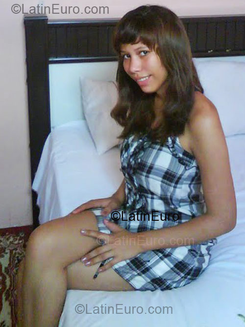 Date this good-looking Brazil girl Hilary from Salvado BR2008