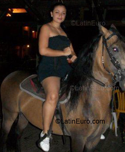 Date this athletic Colombia girl Luz Adriana from Cali CO3040