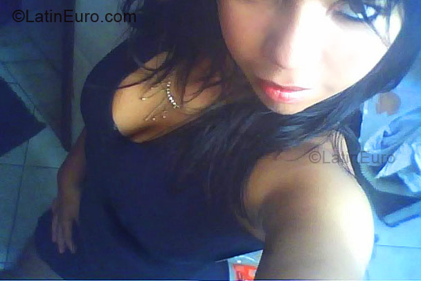 Date this sensual Brazil girl Viviane from Salvador BR2976