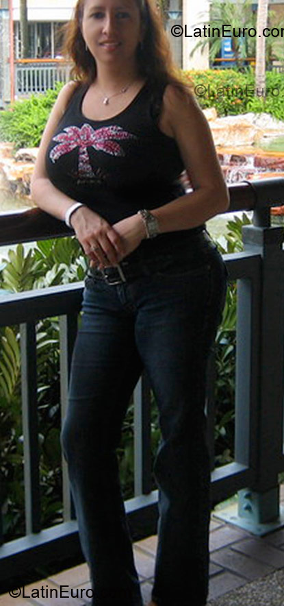 Date this attractive Colombia girl Alexandra from Bogota CO4200