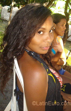 Date this foxy Brazil girl Vivianne from Brasilia BR3051