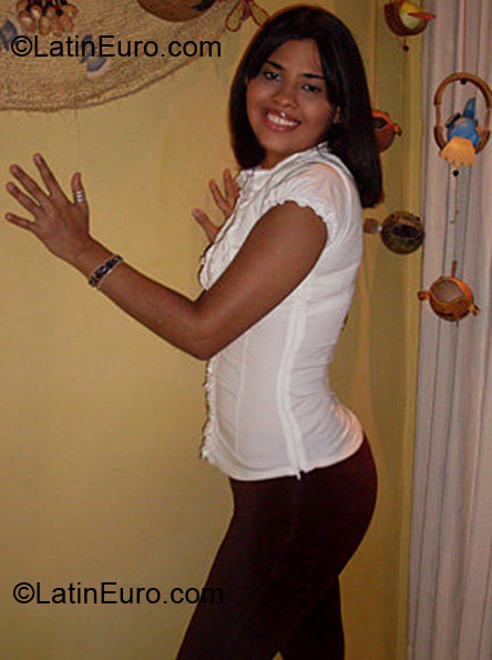 Date this happy Colombia girl Taviani from Barranquilla CO4343