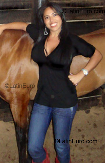 Date this attractive Colombia girl Mariela from Bogota CO4943
