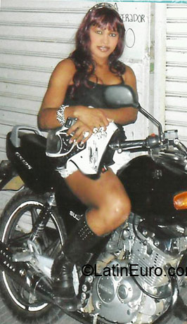 Date this happy Colombia girl Deni from Cucuta CO7185