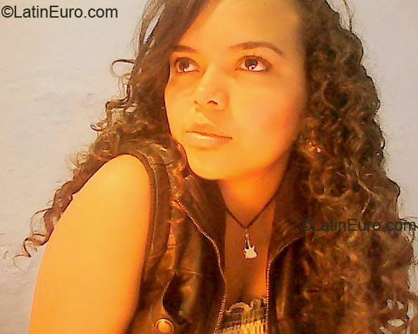 Date this cute Colombia girl Paola from Cali CO6007