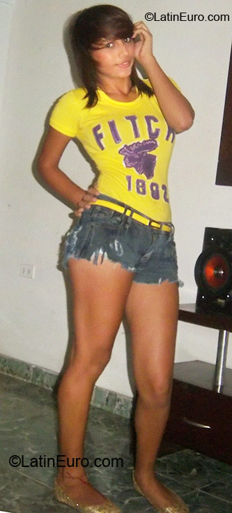 Date this lovely Colombia girl Valeri from Santa Marta CO6432