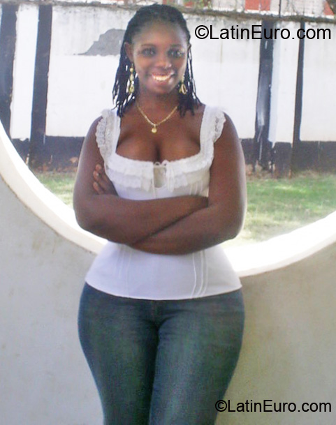 Date this gorgeous Kenya girl Lovie from Nairobi KE28