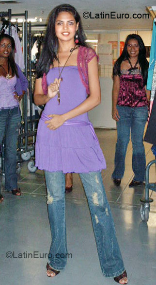 Date this attractive Brazil girl Andrea from Manaus BR5220