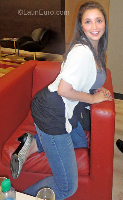 Date this cute Colombia girl Yamile from Bogota CO7198