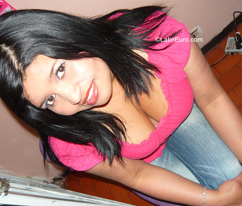 Date this beautiful Colombia girl Deyanira from Bogota CO7280