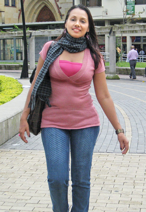 Date this nice looking Colombia girl Fernanda from Ibague CO7448