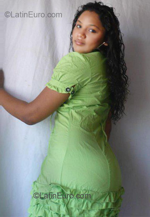 Date this gorgeous Colombia girl Yolaine from Cartagena CO7724