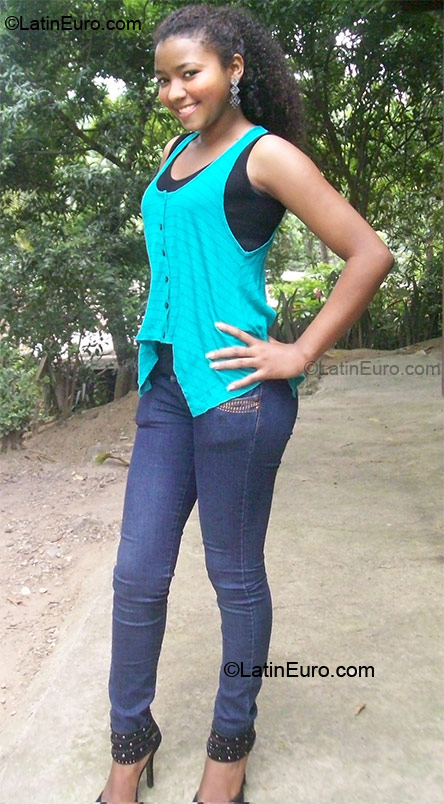 Date this voluptuous Honduras girl Yessi from La Ceiba HN402