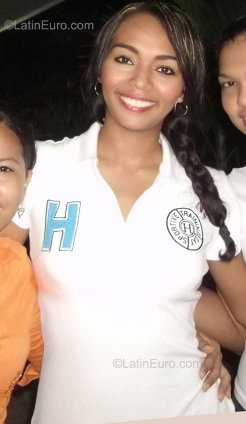 Date this attractive Colombia girl Karina from Barranquilla CO8263