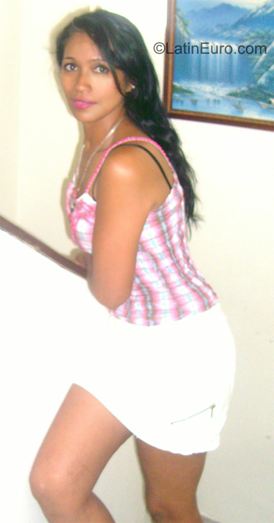Date this happy Colombia girl Ruby from Buga CO8477