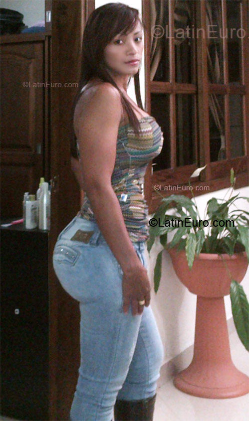Date this athletic Colombia girl Shaira from Amalfi CO8831