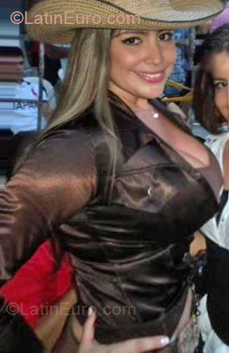 Date this lovely Colombia girl July from Cali CO8840