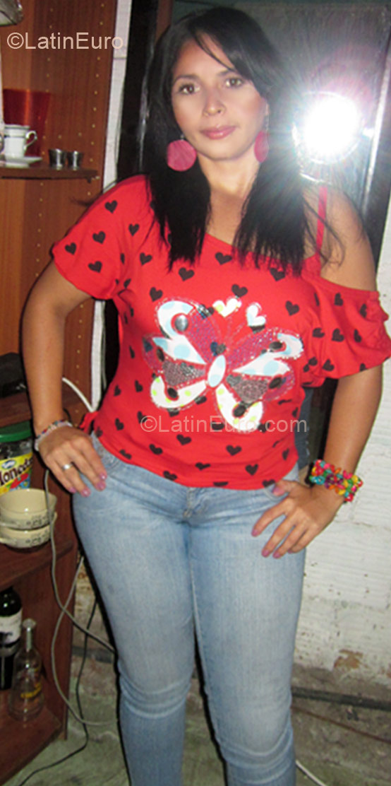 Date this attractive Colombia girl Paola from Cali CO8997