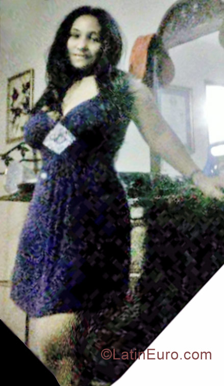 Date this pretty Colombia girl Mary Carmen from Santiago CO9517