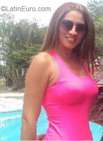 Date this happy Colombia girl Andrea from Cali CO9741