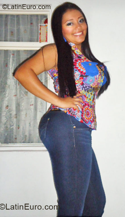 Date this foxy Colombia girl Andrea from Cali CO9774