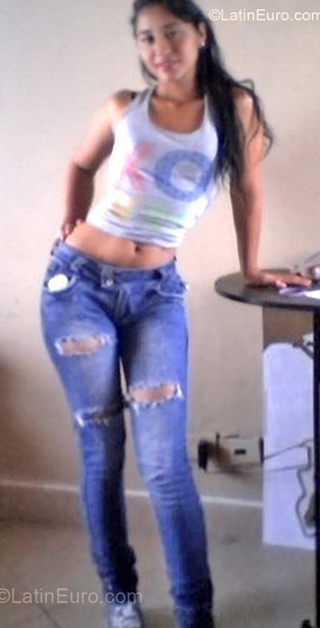 Date this nice looking Colombia girl Paula from Pereira CO10011