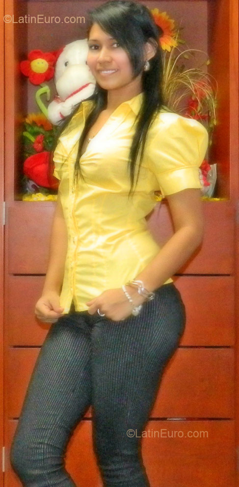 Date this good-looking Colombia girl Dayana from Bogota CO10197