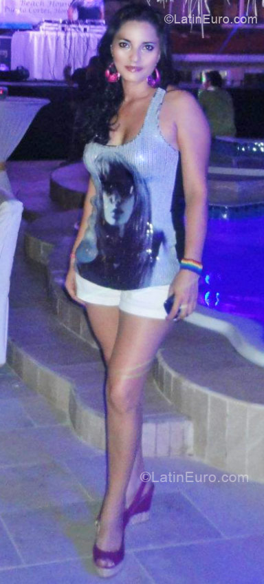 Date this stunning Honduras girl Luz from Roatan HN680