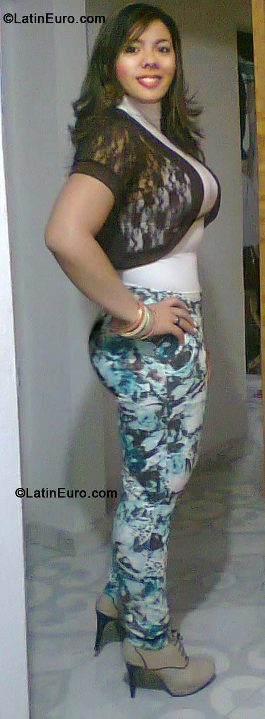 Date this sensual Colombia girl Yarledis from Medellin CO17993