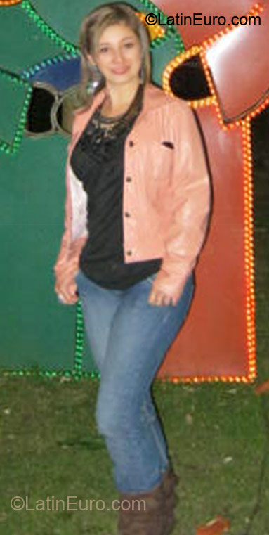 Date this hard body Colombia girl Adriana from Bogota CO10709